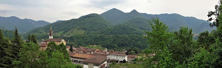 Vista dal sent. 505A su centro parrocchiale di Zogno e verso il Canto Alto